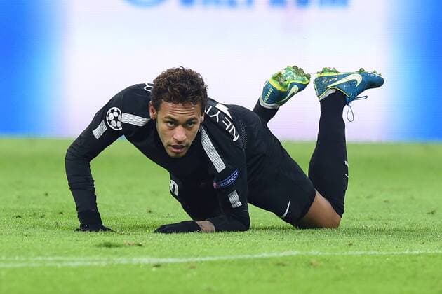 Bilder des Tages - SPORT Fußball Champions League Gruppenphase 6. Spieltag FC Bayern München - Paris Saint-Germain am 05.12.2017 in der Allianz Arena in München Neymar ( Paris ) am Bpden