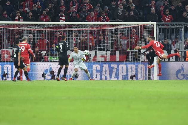 Fußball Champions League Gruppenphase 6. Spieltag FC Bayern München - Paris Saint-Germain am 05.12.2017 in der Allianz Arena in München Tor zum 2:0 durch Corentin Tolisso ( München )