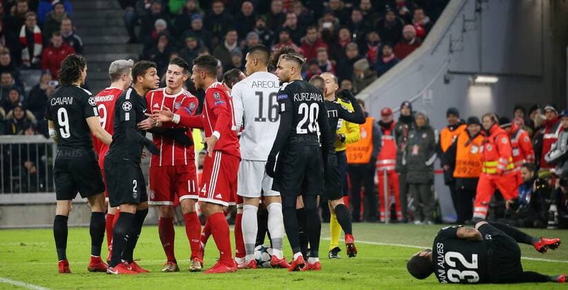 Fussball UEFA Champions League: FC Bayern Muenchen - Paris Saint-Germain am 05.12.2017 in der Allianz Arena, Gruppe B, Spieltag 6, Saison 2017 18, xmdx, Rudelbildung bei Alphonse AREOLA (16, goalkeeper , Paris Saint Germain) FC Bayern Muenchen - Paris Saint Germain