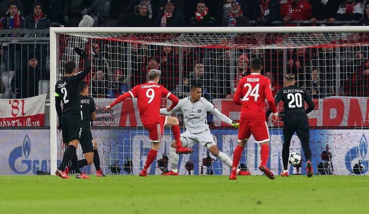 BAU 05.12.2017 München Fußball FC Bayern München vs. Paris Saint-Germain, Tor zum 1:0 durch Torschütze Robert Lewandowski (Bayern, 3.v.l.)