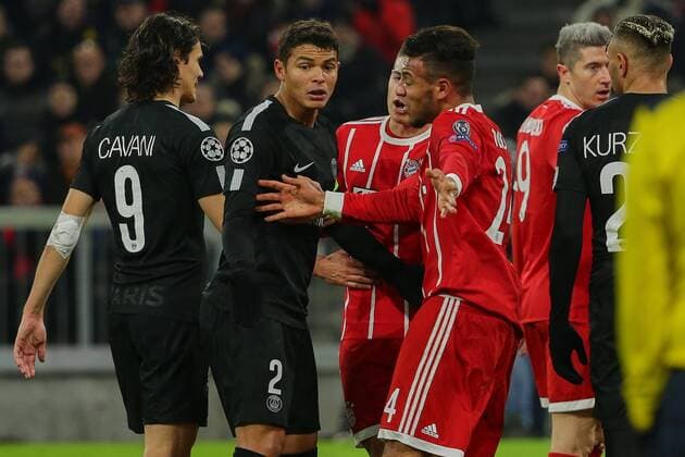 Muenchen, Deutschland 05.12.2017, UEFA Champions League - 2017 18 Season, Gruppenphase - Gruppe B - 6. Spieltag, FC Bayern Muenchen - Paris Saint-Germain, Meinungsverschiedenheit zwischen Thiago Silva (PSG) 2.v.l. und Corentin Tolisso (FCB) re. Links Edinson Cavani (PSG) ( DeFodi501