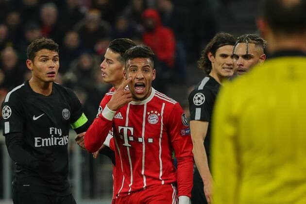 Muenchen, Deutschland 05.12.2017, UEFA Champions League - 2017 18 Season, Gruppenphase - Gruppe B - 6. Spieltag, FC Bayern Muenchen - Paris Saint-Germain, Corentin Tolisso (FCB) 2.v.l. zeigt zum Torrichter, dass er etwas sehen haette muessen. v.l. Thiago Silva (PSG) und James Rodriguez (FCB) ( DeFodi501