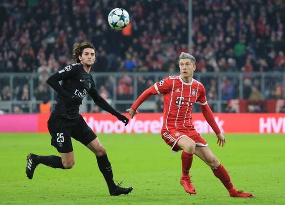 20171205, 1.CL, FC Bayern vs Paris Saint Germain, Allianz Arena Muenchen, Fussball, im Bild: Adrien Rabiot (PSG) vs Robert Lewandowski (FCB)