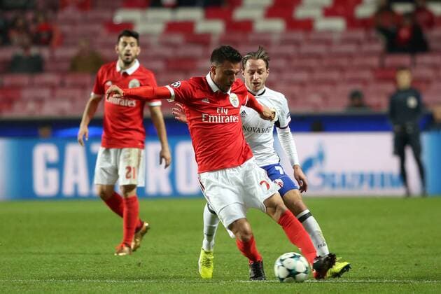 December 5, 2017 - Lisbon, Portugal - Benfica s Greek midfielder Andreas Samaris (L) fights for the ball with Basel s midfielder Luca Zuffi from Suisse during the UEFA Champions League Group A football match between SL Benfica and FC Basel at the Luz stadium in Lisbon, Portugal on December 5, 2017. Photo: UEFA Champions League group A football match SL Benfica vs FC Basel - ZUMAf123 20171205_zap_f123_008 Copyright: xPedroxFiuzax
