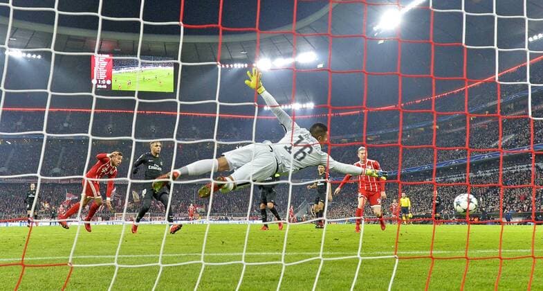 05.12.2017, Fussball UEFA Champions League 2017 2018, Gruppenphase, 6.Spieltag, FC Bayern München - Paris Saint Germain, in der Allianz-Arena München, Kopfballtor von Corentin Tolisso (li, FC Bayern München) zum 2:0 gegen Torwart Alphonse Areola (Paris)