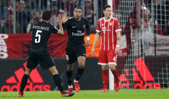 Fussball UEFA Champions League: FC Bayern Muenchen - Paris Saint-Germain am 05.12.2017 in der Allianz Arena, Gruppe B, Spieltag 6, Saison 2017 18, xmdx, 2-1 Anschlusstreffer durch Kylian MBAPPE (29, Paris Saint Germain) gegen Sven ULREICH (26, tor, FC Bayern Muenchen) , torjubel FC Bayern Muenchen - Paris Saint Germain