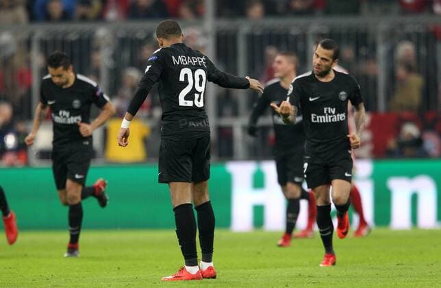 Fussball UEFA Champions League: FC Bayern Muenchen - Paris Saint-Germain am 05.12.2017 in der Allianz Arena, Gruppe B, Spieltag 6, Saison 2017 18, xmdx, 2-1 Anschlusstreffer durch Kylian MBAPPE (29, Paris Saint Germain) gegen Sven ULREICH (26, tor, FC Bayern Muenchen) , torjubel FC Bayern Muenchen - Paris Saint Germain