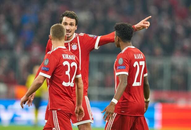 Mats HUMMELS, FCB 5 Joshua KIMMICH, FCB 32 David ALABA, FCB 27 reden, diskutieren, streiten, unterhalten, Aktion, FC BAYERN MUENCHEN - PARIS SG Gruppenphase Rueckspiel, Fussball UEFA Champions League, Muenchen, 05.12.2017 CL Saison 2017 2018, FCB, SG Paris,