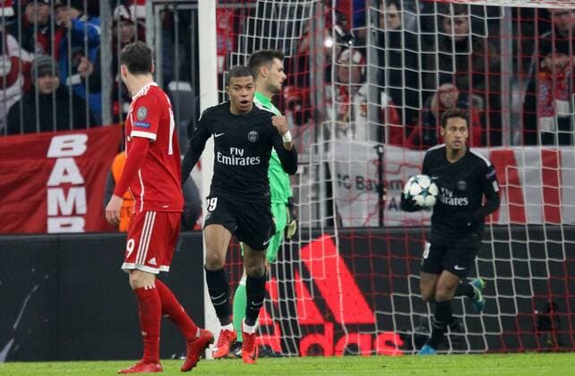 Fussball UEFA Champions League: FC Bayern Muenchen - Paris Saint-Germain am 05.12.2017 in der Allianz Arena, Gruppe B, Spieltag 6, Saison 2017 18, xmdx, 2-1 Anschlusstreffer durch Kylian MBAPPE (29, Paris Saint Germain) gegen Sven ULREICH (26, tor, FC Bayern Muenchen) , torjubel FC Bayern Muenchen - Paris Saint Germain