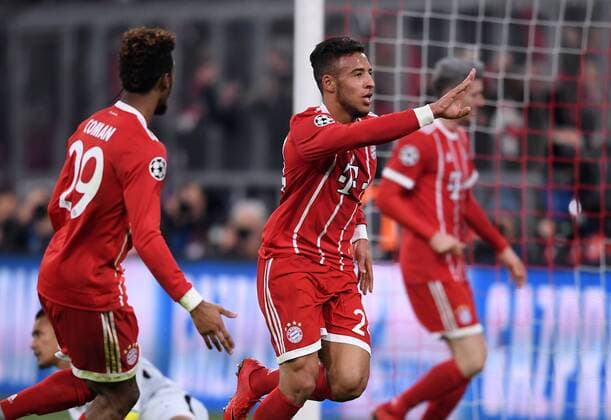 FUSSBALL CHAMPIONS LEAGUE SAISON 2017 2018 GRUPPENPHASE FC Bayern Muenchen - Paris Saint-Germain 05.12.2017 Corentin Tolisso (re) bejubelt seinen Treffer zum 2:0 mit Kingsley Coman (li, beide FC Bayern Muenchen) Muenchen