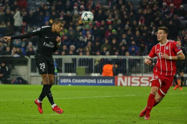 Muenchen, Deutschland 05.12.2017, UEFA Champions League - 2017 18 Season, Gruppenphase - Gruppe B - 6. Spieltag, FC Bayern Muenchen - Paris Saint-Germain, Kylian Mbappe (PSG) koepft zum 2:1 ein, rechts kommt Niklas Suele (FCB) zu spaet ( DeFodi501
