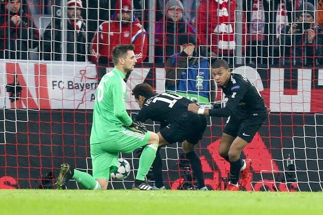 enttaeuschung bei Sven Ulreich 26 (FC Bayern Muenchen) bekommt das Tor von Kylian Mbappe 29 (Paris Saint-Germain) zum 1:2, FC Bayern Muenchen vs. Paris Saint-Germain, Fussball, Vorrunde, Champions League, 05.12.2017 Muenchen Bayern Deutschland