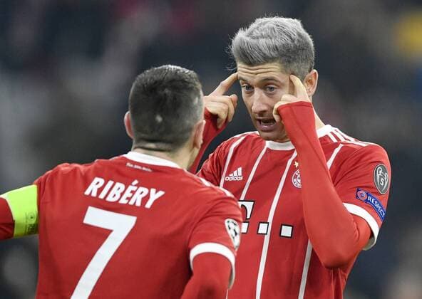 Themen der Woche Bilder des Tages - SPORT Robert Lewandowski FC Bayern München (rechts) im Gespräch Diskussion mit Franck Ribery FC Bayern München Gestik, Geste Aufpassen Champions League CL Gruppenphase FC Bayern München FCB vs FC Paris Saint-Germain PSG 05.12.2017 FC Bayern München FCB vs FC Paris Saint-Germain PSG