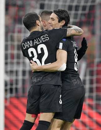 TOR zum 2:1 durch Kylian Mbappe FC Paris Saint-Germain PSG Torjubel mit Edinson Cavani FC Paris Saint-Germain PSG (rechts) und Dani Alves FC Paris Saint-Germain PSG (links) Champions League CL Gruppenphase FC Bayern München FCB vs FC Paris Saint-Germain PSG 05.12.2017 FC Bayern München FCB vs FC Paris Saint-Germain PSG