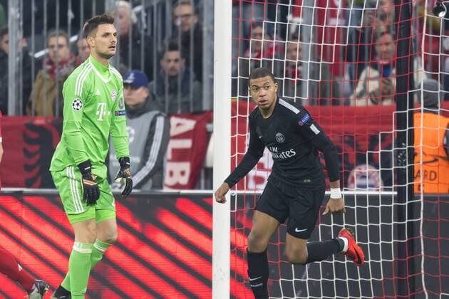 GER, UEFA CL, FC Bayern Muenchen (GER) vs Paris Saint-Germain (FRA) 05.12.2017, Allianz Arena, Muenchen, GER, UEFA CL, FC Bayern Muenchen (GER) vs Paris Saint-Germain (FRA), Gruppe B, im Bild Jubel nach dem Tor zum 2-1 durch Kylian Mbappe (PSG 29) mit Sven Ulreich (FCB 26)