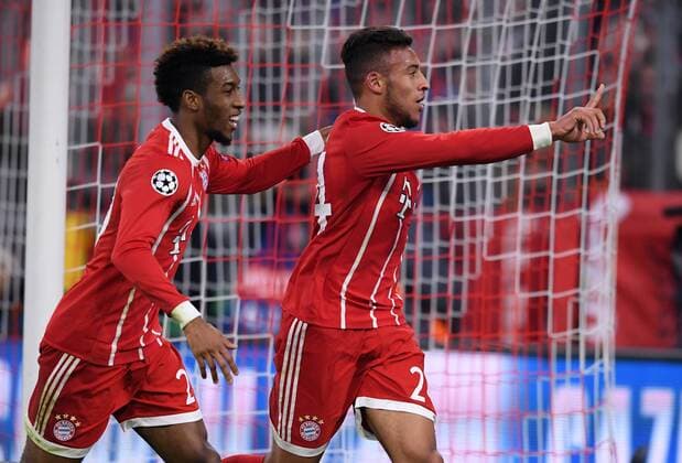 FUSSBALL CHAMPIONS LEAGUE SAISON 2017 2018 GRUPPENPHASE FC Bayern Muenchen - Paris Saint-Germain 05.12.2017 Corentin Tolisso (re) bejubelt seinen Treffer zum 2:0 mit Kingsley Coman (li, beide FC Bayern Muenchen) Muenchen