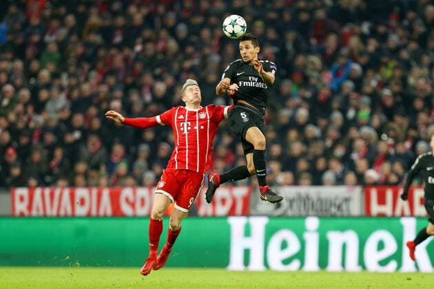 l-r: im Zweikampf, Aktion, Kopfballduell mit Robert Lewandowski 9 (FC Bayern Muenchen) und Marquinhos 5 (Paris Saint-Germain), FC Bayern Muenchen vs. Paris Saint-Germain, Fussball, Vorrunde, Champions League, 05.12.2017 Muenchen Bayern Deutschland