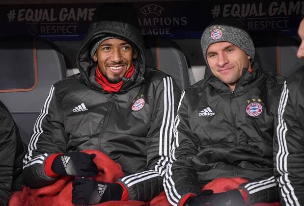 FUSSBALL CHAMPIONS LEAGUE SAISON 2017 2018 GRUPPENPHASE FC Bayern Muenchen - Paris Saint-Germain 05.12.2017 Thomas Mueller (re) und Jerome Boateng (li, beide FC Bayern Muenchen) sitzen zu Beginn des Spiels nur auf der Ersatzbank Muenchen