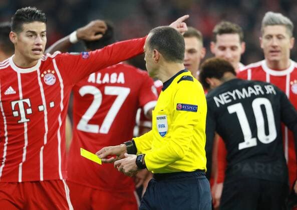 Schiedsrichter Cüneyet Cakir zeigt James Rodriguez die gelbe Karte Fussball UEFA Champions League FC Bayern München - Paris Saint-Germain 05.12.2017