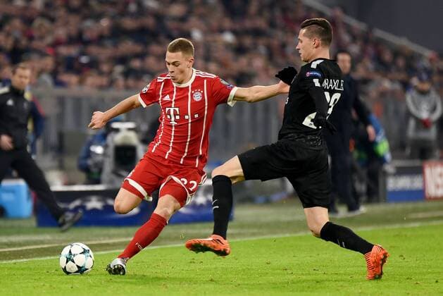 Joshua Kimmich (FC Bayern Muenchen), Julian Draxler (Paris St. Germain). Deutschland, Muenchen: Fussball, UEFA Champions League, Matchday 6: FC Bayern Muenchen vs Paris Saint-Germain am 05.12.2017, Allianz-Arena.
