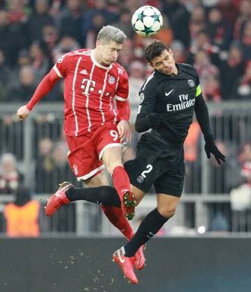 Robert Lewandowski (FC Bayern) gegen Thiago Silva (Paris Saint-Germain) Fussball UEFA Champions League FC Bayern München - Paris Saint-Germain 05.12.2017