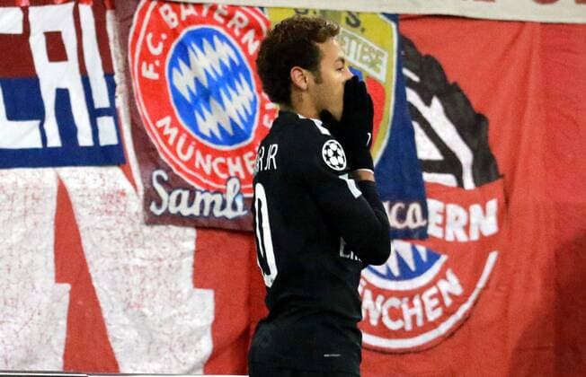Neymar (Paris Saint-Germain) ratlos Fussball UEFA Champions League FC Bayern München - Paris Saint-Germain 05.12.2017