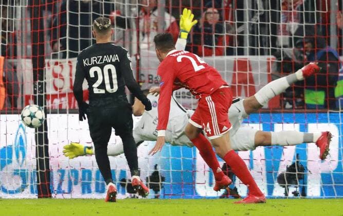 Corentin Tolisso (FC Bayern) trifft zum 2-0 gegen Torwart Alphonse Areola und Laywin Kurzawa (Paris Saint-Germain) Fussball UEFA Champions League FC Bayern München - Paris Saint-Germain 05.12.2017