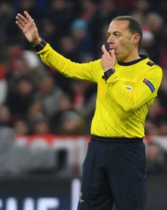 05.12.2017, xjhx, Fussball UEFA Champions League, FC Bayern Muenchen - Paris Saint-Germain PSG, emspor, v.l. Schiedsrichter Cueneyt Cakir (Türkei) Muenchen