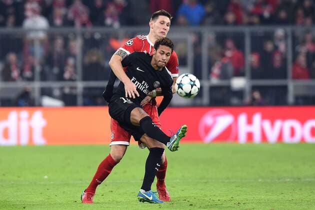 Fußball Champions League Gruppenphase 6. Spieltag FC Bayern München - Paris Saint-Germain am 05.12.2017 in der Allianz Arena in München Neymar ( Paris ), vorne - Niklas Süle ( München ), hinten