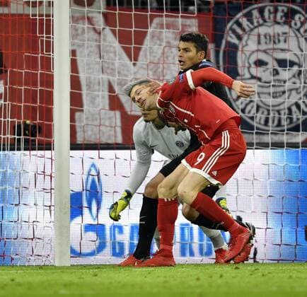 Bilder des Tages - SPORT Zweikampf, Aktion Foul Thiago Silva FC Paris Saint-Germain PSG gegen Robert Lewandowski FC Bayern München vor Torwart Alphonse Areola FC Paris Saint-Germain PSG Strafraumszene Torraumszene Champions League CL Gruppenphase FC Bayern München FCB vs FC Paris Saint-Germain PSG 05.12.2017 FC Bayern München FCB vs FC Paris Saint-Germain PSG