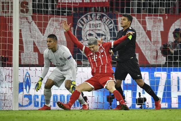 Zweikampf, Aktion Foul Thiago Silva FC Paris Saint-Germain PSG gegen Robert Lewandowski FC Bayern München vor Torwart Alphonse Areola FC Paris Saint-Germain PSG Strafraumszene Torraumszene Champions League CL Gruppenphase FC Bayern München FCB vs FC Paris Saint-Germain PSG 05.12.2017 FC Bayern München FCB vs FC Paris Saint-Germain PSG