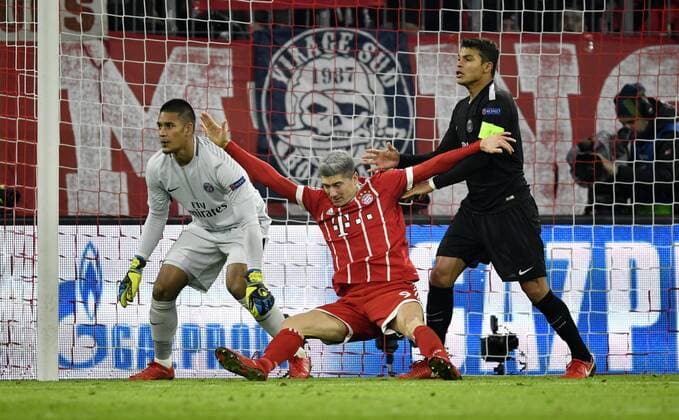 Zweikampf, Aktion Foul Thiago Silva FC Paris Saint-Germain PSG gegen Robert Lewandowski FC Bayern München vor Torwart Alphonse Areola FC Paris Saint-Germain PSG Strafraumszene Torraumszene Champions League CL Gruppenphase FC Bayern München FCB vs FC Paris Saint-Germain PSG 05.12.2017 FC Bayern München FCB vs FC Paris Saint-Germain PSG
