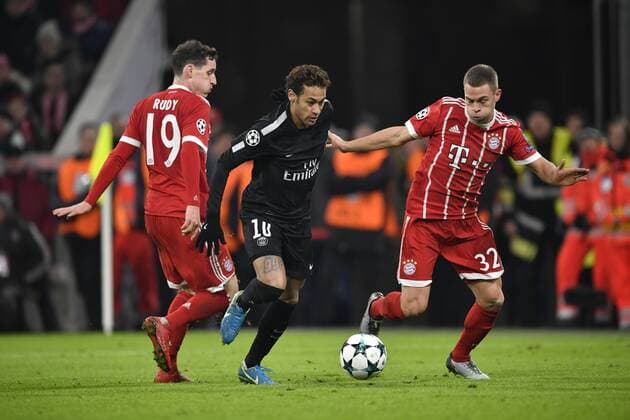 Neymar FC Paris Saint-Germain PSG am Ball im Zweikampf, Aktion gegen Joshua Kimmich FC Bayern München Champions League CL Gruppenphase FC Bayern München FCB vs FC Paris Saint-Germain PSG 05.12.2017 FC Bayern München FCB vs FC Paris Saint-Germain PSG