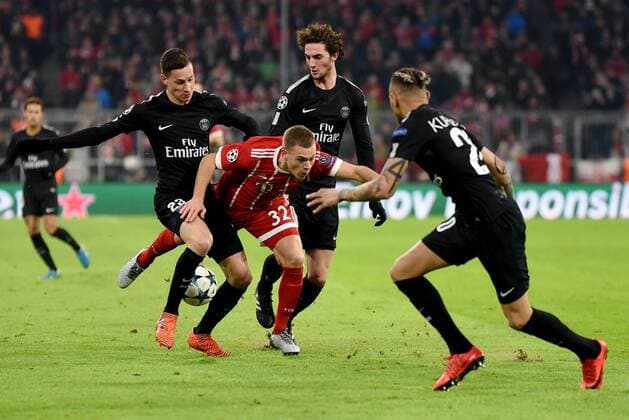 Julian Draxler (Paris St. Germain), Joshua Kimmich (FC Bayern Muenchen), Adrien Rabiot (Paris St. Germain), Layvin Kurzawa (Paris St. Germain). Deutschland, Muenchen: Fussball, UEFA Champions League, Matchday 6: FC Bayern Muenchen vs Paris Saint-Germain am 05.12.2017, Allianz-Arena.