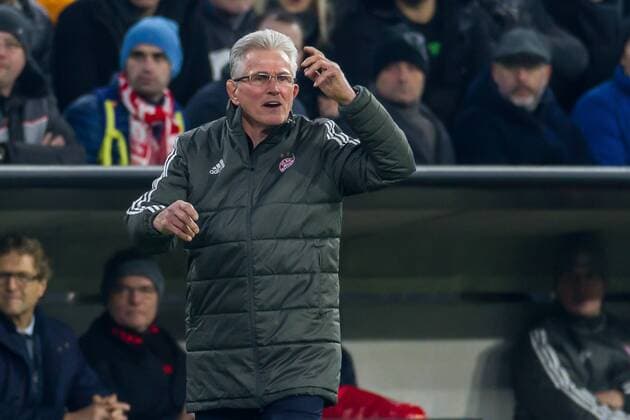 Muenchen, Deutschland 05.12.2017, UEFA Champions League - 2017 18 Season, Gruppenphase - Gruppe B - 6. Spieltag, FC Bayern Muenchen - Paris Saint-Germain , Cheftrainer Jupp Heynckes (FCB) gestikuliert ( DeFodi048