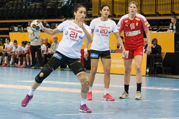 GER, IHF WM 2017, Dänemark (DEN) vs Tunesien (TUN) 05.12.2017, EWE Arena, Oldenburg, Germany, 23.IHF World Championship WM Weltmeisterschaft 2017 Women, first round, Group C, Dänemark vs Tunesien, im Bild Line JORGENSEN ( DEN 19 ) Sondes HACHANA, Mouna CHEBBAH (TUN 21 , 21 )