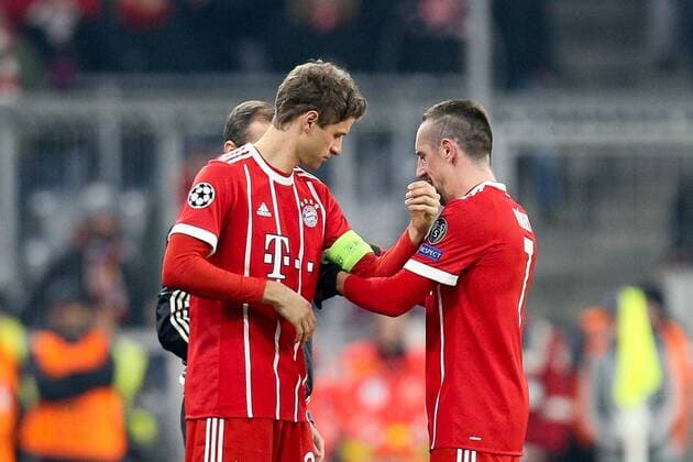 l-r: Thomas Mueller 25 (FC Bayern Muenchen) bekommt die Kapitaensbinde von Franck Ribery 7 (FC Bayern Muenchen) bei seiner Einwechslung, FC Bayern Muenchen vs. Paris Saint-Germain, Fussball, Vorrunde, Champions League, 05.12.2017 Muenchen Bayern Deutschland