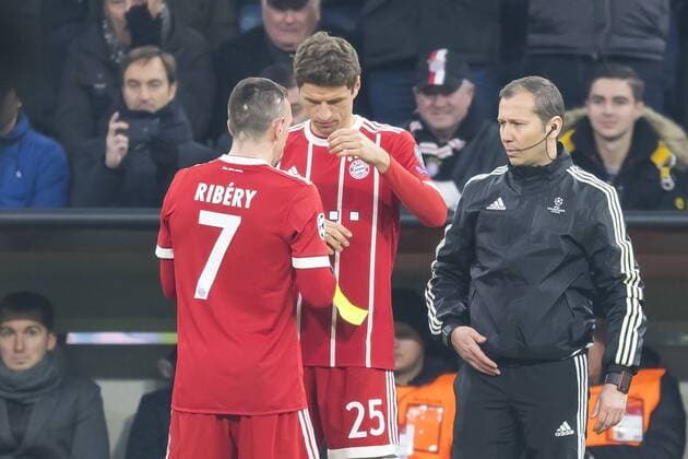 GER, UEFA CL, FC Bayern Muenchen (GER) vs Paris Saint-Germain (FRA) 05.12.2017, Allianz Arena, Muenchen, GER, UEFA CL, FC Bayern Muenchen (GER) vs Paris Saint-Germain (FRA), Gruppe B, im Bild Thomas Mueller (FCB 25) kommt fuer Franck Ribery (FCB 7)