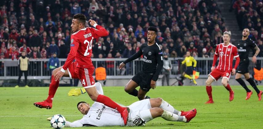 Fussball UEFA Champions League: FC Bayern Muenchen - Paris Saint-Germain am 05.12.2017 in der Allianz Arena, Gruppe B, Spieltag 6, Saison 2017 18, xmdx, Corentin TOLISSO (24, FC Bayern Muenchen) scheitert an Alphonse AREOLA (16, goalkeeper , Paris Saint Germain) FC Bayern Muenchen - Paris Saint Germain