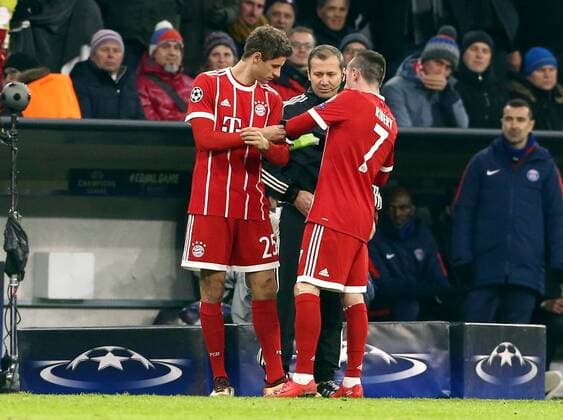 Einwechselung Thomas Müller, Auswechselung Franck Ribery gibt Kapitänsbinde weiter Fußball Fussball UEFA CL Championsleague Herren Saison 2017 2018 05.12.2017 FC Bayern München FCB vs. Paris St.Germain PSG
