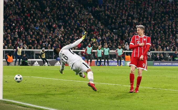 Tor zum 3:1 Corentin Tolisso (nicht im Bild), Robert Lewandowski, Torwart Alphonse Areola Fußball Fussball UEFA CL Championsleague Herren Saison 2017 2018 05.12.2017 FC Bayern München FCB vs. Paris St.Germain PSG