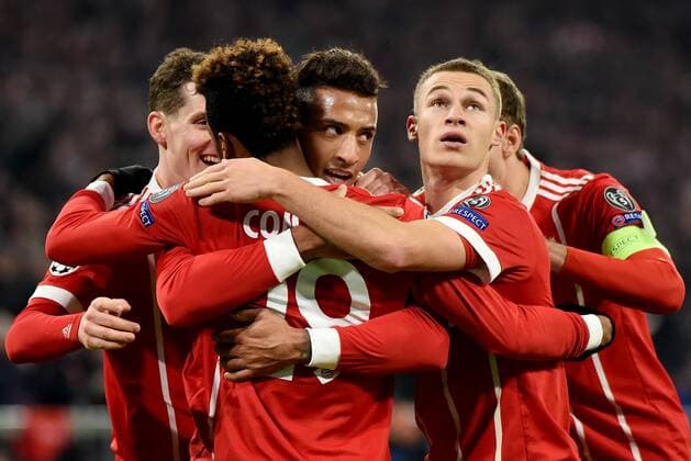 Torjubel des Torschützen Corentin Tolisso (FC Bayern Muenchen), Jubel und Freude bei Joshua Kimmich (FC Bayern Muenchen), Sebastian Rudy (FC Bayern Muenchen), Thomas Müller (FC Bayern Muenchen) und Kingsley Coman (FC Bayern Muenchen). Deutschland, Muenchen: Fussball, UEFA Champions League, Matchday 6: FC Bayern Muenchen vs Paris Saint-Germain am 05.12.2017, Allianz-Arena.