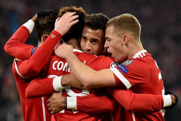 Torjubel des Torschützen Corentin Tolisso (FC Bayern Muenchen), Jubel und Freude bei Joshua Kimmich (FC Bayern Muenchen), Sebastian Rudy (FC Bayern Muenchen) und Kingsley Coman (FC Bayern Muenchen). Deutschland, Muenchen: Fussball, UEFA Champions League, Matchday 6: FC Bayern Muenchen vs Paris Saint-Germain am 05.12.2017, Allianz-Arena.