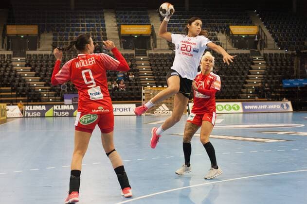 GER, IHF WM 2017, Dänemark (DEN) vs Tunesien (TUN) 05.12.2017, EWE Arena, Oldenburg, Germany, 23.IHF World Championship WM Weltmeisterschaft 2017 Women, first round, Group C, Dänemark vs Tunesien, im Bild Fie WOLLER, Kristina KRISTIANSEN ( DEN 9 , 21 ) Mouna CHEBBAH(TUN 20 )