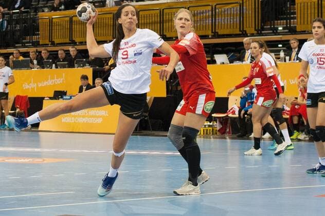 GER, IHF WM 2017, Dänemark (DEN) vs Tunesien (TUN) 05.12.2017, EWE Arena, Oldenburg, Germany, 23.IHF World Championship WM Weltmeisterschaft 2017 Women, first round, Group C, Dänemark vs Tunesien, im Bild Sarah IVERSEN ( DEN 5) Senda Farah CHEKIR (TUN 9 )
