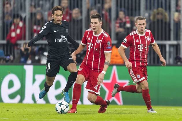 GER, UEFA CL, FC Bayern Muenchen (GER) vs Paris Saint-Germain (FRA) 05.12.2017, Allianz Arena, Muenchen, GER, UEFA CL, FC Bayern Muenchen (GER) vs Paris Saint-Germain (FRA), Gruppe B, im Bild Neymar (PSG 10) mit Niklas Suele (FCB 4) Joshua Kimmich (FCB 32)