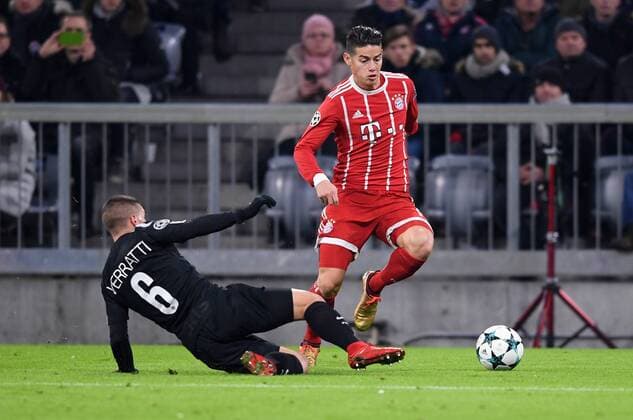 FUSSBALL CHAMPIONS LEAGUE SAISON 2017 2018 GRUPPENPHASE FC Bayern Muenchen - Paris Saint-Germain 05.12.2017 Marco Verratti (li, Paris Saint-Germain) gegen James Rodriguez )re, FC Bayern Muenchen) Muenchen