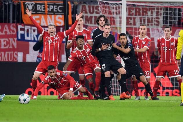 FUSSBALL CHAMPIONS LEAGUE SAISON 2017 2018 GRUPPENPHASE FC Bayern Muenchen - Paris Saint-Germain 05.12.2017 Volle Action in der Bayern Mauer (v.l.: Robert Lewandowski, Corentin Tolisso, Niklas Suele, David Alaba, Joshua Kimmich und Sebastian Rudy) Muenchen