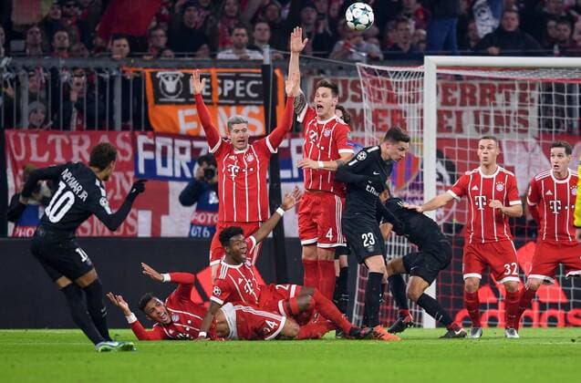 FUSSBALL CHAMPIONS LEAGUE SAISON 2017 2018 GRUPPENPHASE FC Bayern Muenchen - Paris Saint-Germain 05.12.2017 Volle Action in der Bayern Mauer beim Freistoss von Neymar (v.l.: Corentin Tolisso, David Alaba, Robert Lewandowski, Niklas Suele, Joshua Kimmich und Sebastian Rudy) Muenchen