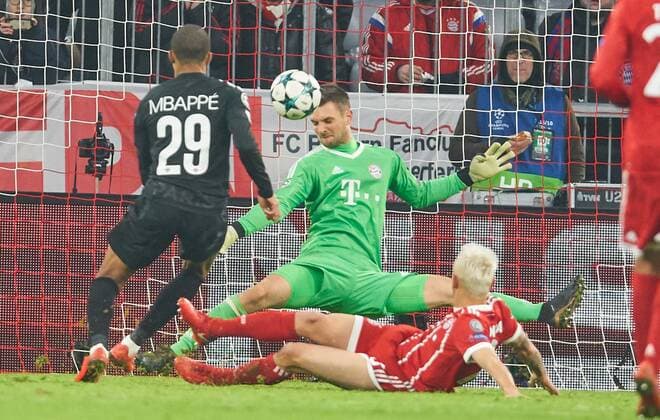 Sven ULREICH, FCB 26 Torwart. rettet gegen Kylian MBAPPE, PSG 29 FC BAYERN MUENCHEN - PARIS SG Gruppenphase Rueckspiel, Fussball UEFA Champions League, Muenchen, 05.12.2017 CL Saison 2017 2018, FCB, SG Paris,